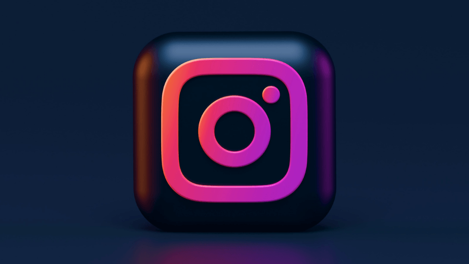 Nisan ayında da Meta şirketinin X'e (Twitter) rakip olarak piyasaya sürdüğü Instagram'a bağlı Threads uygulaması, Rekabet Kurumunun kararı sonrası Türkiye'de erişime kapanmıştı. Rekabet Kurulu, Meta'nın Threads ve Instagram uygulamalarını bağlayarak hakim durumu kötüye kullandığı vurgusunu yapmıştı.