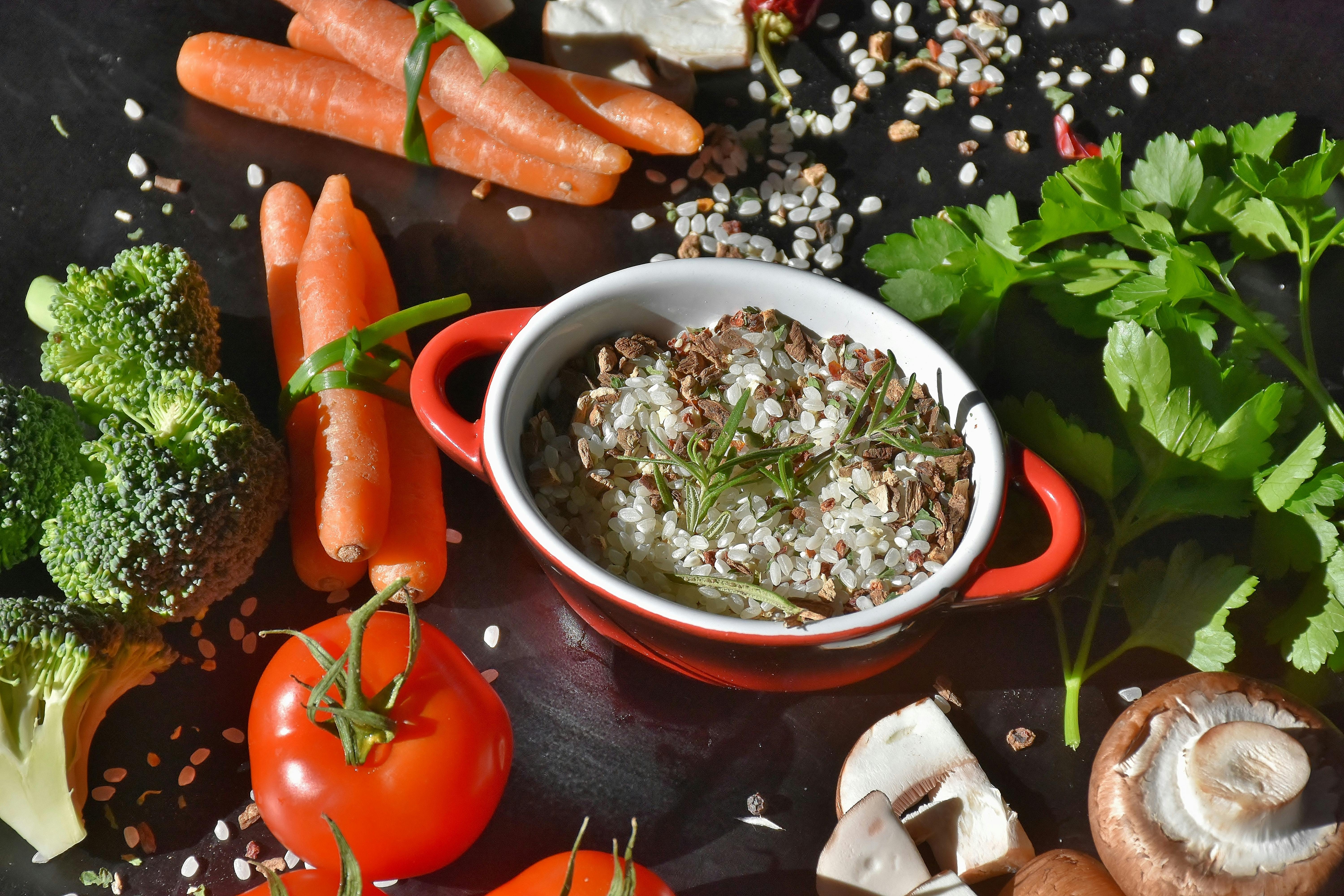 Dondurma yemek kilo aldırmaz | Doğrusu: Dondurma, yaz sıcaklarında serinleten keyifli bir seçenek olsa da sık tüketildiğinde kalori alımını artırabiliyor. Beslenme ve Diyet Uzmanı Senem Azizzade, dondurmanın içeriğindeki yüksek şeker ve yağ nedeniyle enerji açısından yoğun bir besin olduğunu vurgulayarak, “Dolayısıyla dondurmanın aşırı tüketimi kilo artışına yol açabilir. Ayrıca şeker ve yağ içeriği nedeniyle dondurma sağlıklı beslenme için doğru bir tercih değildir. Hazır dondurma yerine, taze veya dondurulmuş meyveler ile hazırlanmış ev yapımı dondurma daha sağlıklı bir tercih olacaktır” diyor.