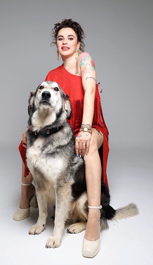 Şarkıcı Ceylan Ertem, sokak hayvanlarına "ötanazi"yi ön gören yasayı eleştirerek yıllardır köpekler ile güvenli bir şekilde yaşadığını anlattı. Ertem'in paylaşımı şöyle: 