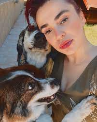 Şehirden yılıp, köye taşındım Yıllarca ıssız köydeki evimizde anahtar kapıda yattım, gram korku hissetmeden Çünkü 6 köpek evladımlaydım  Şimdi de aynı iç huzuruyla yaşıyorum   Tavsiye ederim kızlar Köpek sahiplenin bu rezil dünyadaki en centilmen koruyucularınız onlar...