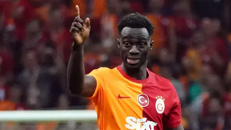 Galatasaray'da Davinson Sanchez maça devam edemedi