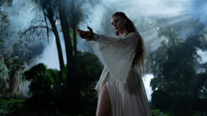 Şahmaran - 2. sezon - Netflix, Yayın Tarihi: 8 Ağustos 2024  | Serenay Sarıkaya'nın başrolünde yer aldığı Şahmaran ikinci sezonuyla ekranlara dönüyor. Dizi, büyük babasıyla yüzleşmek için döndüğü Adana'da Mar adındaki sıra dışı bir toplulukla tanışan ve burada Şahmaran efsanesine göre seçilmiş olduğunu öğrenen Şahsu'nun hikâyesini takip ediyor.