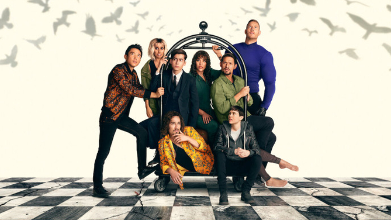 The Umbrella Academy - 4. sezon - Netflix, Yayın Tarihi: 8 Ağustos 2024 | Netflix'in Emmy adaylığı bulunan fenomen dizisi The Umbrella Academy final sezonuyla ekranlara dönüyor. Dizi, Reginald Hargreeves tarafından bebekken evlat edinilen ve sıra dışı güçleri sayesinde dünyayı kurtaran yedi kahramanın yıllar sonra bir araya gelmesiyle birlikte gelişen olayları konu ediniyor.