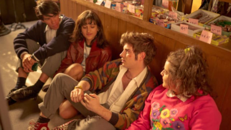 No One Will Miss Us - Prime Video,  Yayın Tarihi: 9 Ağustos 2024 | Prime Video'nun Meksika yapımı yeni dizisi No One Will Miss Us 1990'lı yılların Meksika'sında sınıf arkadaşlarına sınav kopyası satarak popülerlik kazanan beş kişilik bir grubun başlarına gelen olayları anlatıyor.