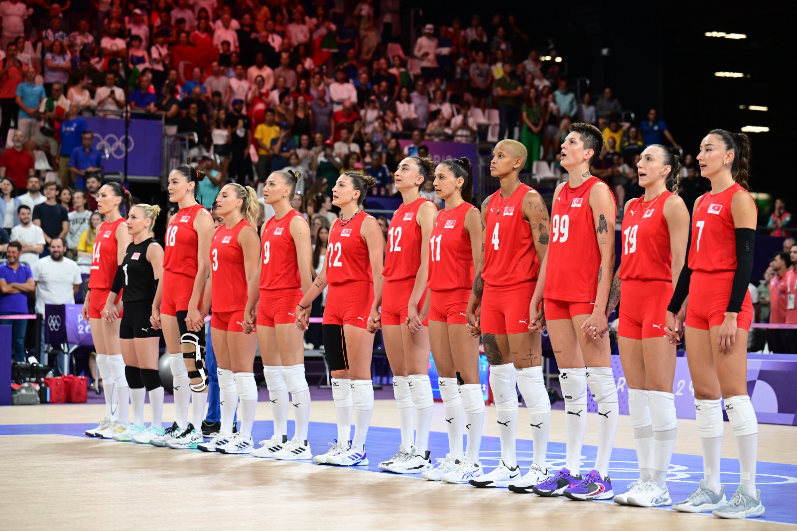 Filenin Sultanları, Fransa'nın başkenti Paris'teki South Paris Arena'da İtalya ile mücadele etti. TSİ 21.00'de başlayan karşılaşma, TRT 1 ekranlarından canlı yayınlandı.