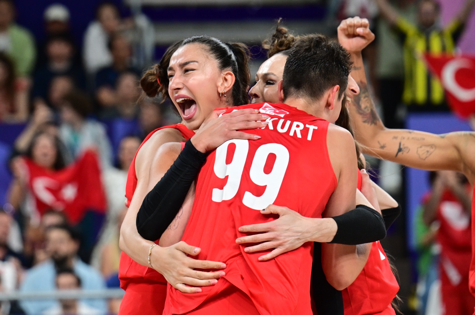 İtalya'ya C Grubu'nun liderlik maçında 3-0 kaybeden milliler, bu karşılaşmanın rövanşını almak için parkeye çıktı. Vatandaşlar, Filenin Sultanları'nı sosyal medyada da destekledi.