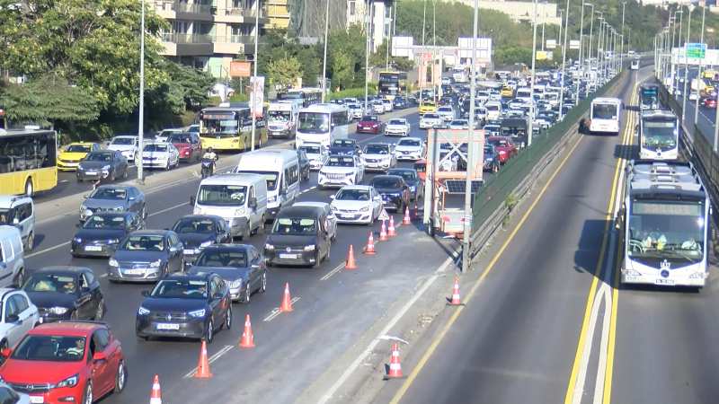 İstanbul'da haftanın son mesai gününde trafik yoğunluğu yaşanıyor