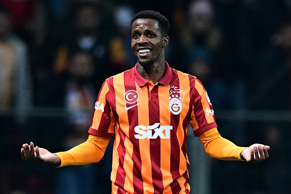 Galatasaray'da Wilfried Zaha defteri kapanıyor. Tecrübeli yıldızın transferinin resmiyete dökülmesi beklenirken, Okan Buruk alternatif isimlere yoğunlaştı.