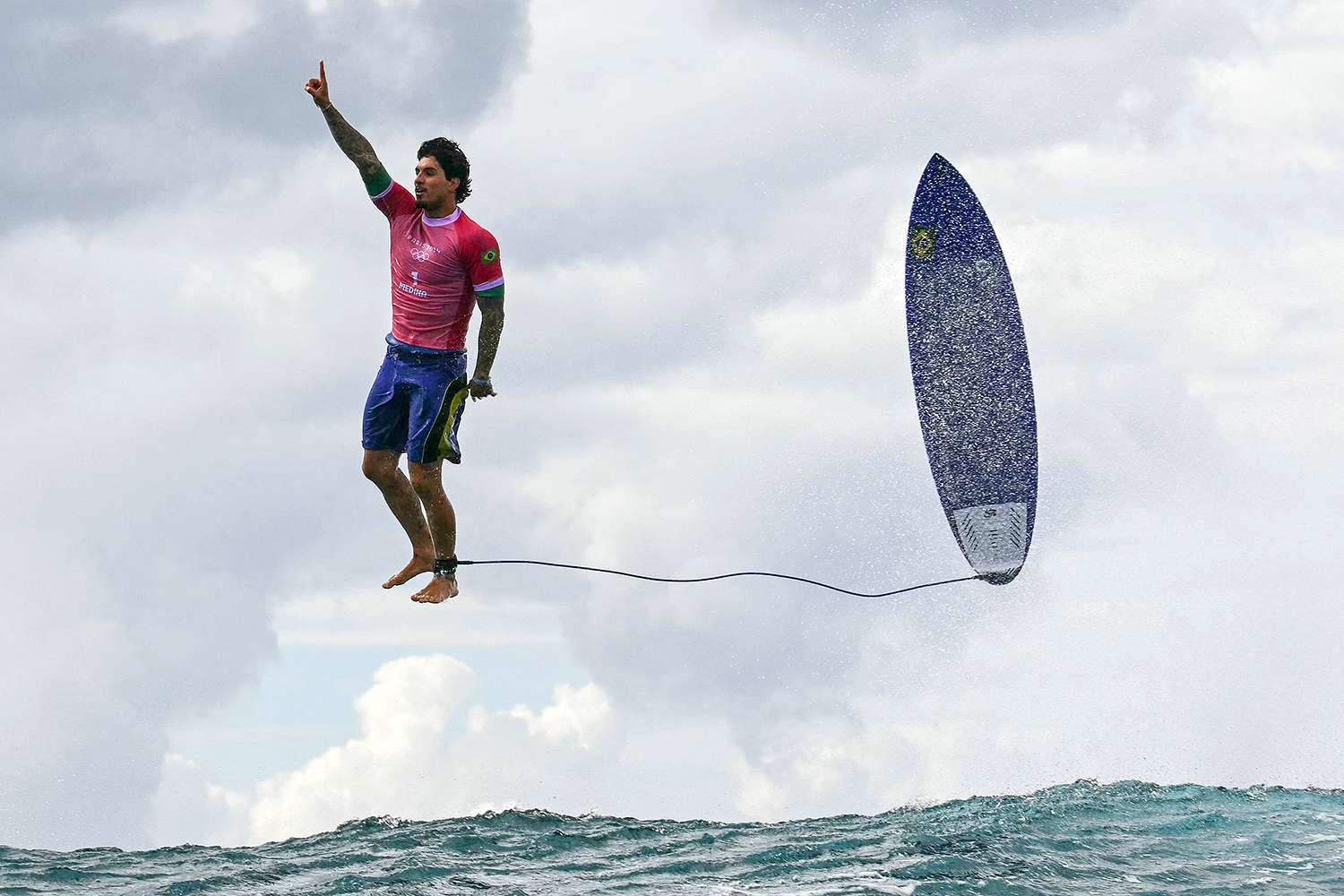 6- Brezilyalı sörfçü Gabriel Medina, Tahiti'de düzenlenen Paris Olimpiyatları'nda neredeyse mükemmel bir skorla kutlama yaparken suyun üstünde süzüldü.