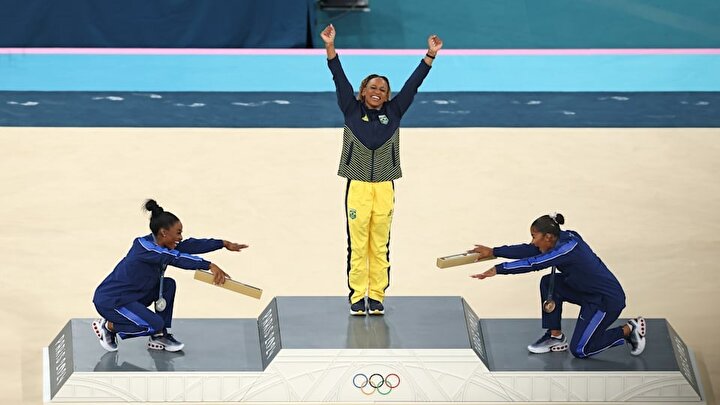 9- Tamamen siyah jimnastik podyumu. Kadınlar yer hareketleri finalinde, Olimpiyatlar tarihinde ilk kez tamamen siyahlardan oluşan jimnastik kürsüsüne çıkıldı. Bu durumun üzerinde Amerikalı cimnastikçiler Simone Biles ve Jordan Chiles Brezilyalı birinci Rebeca Andrade'nin önünde diz çöktü. 