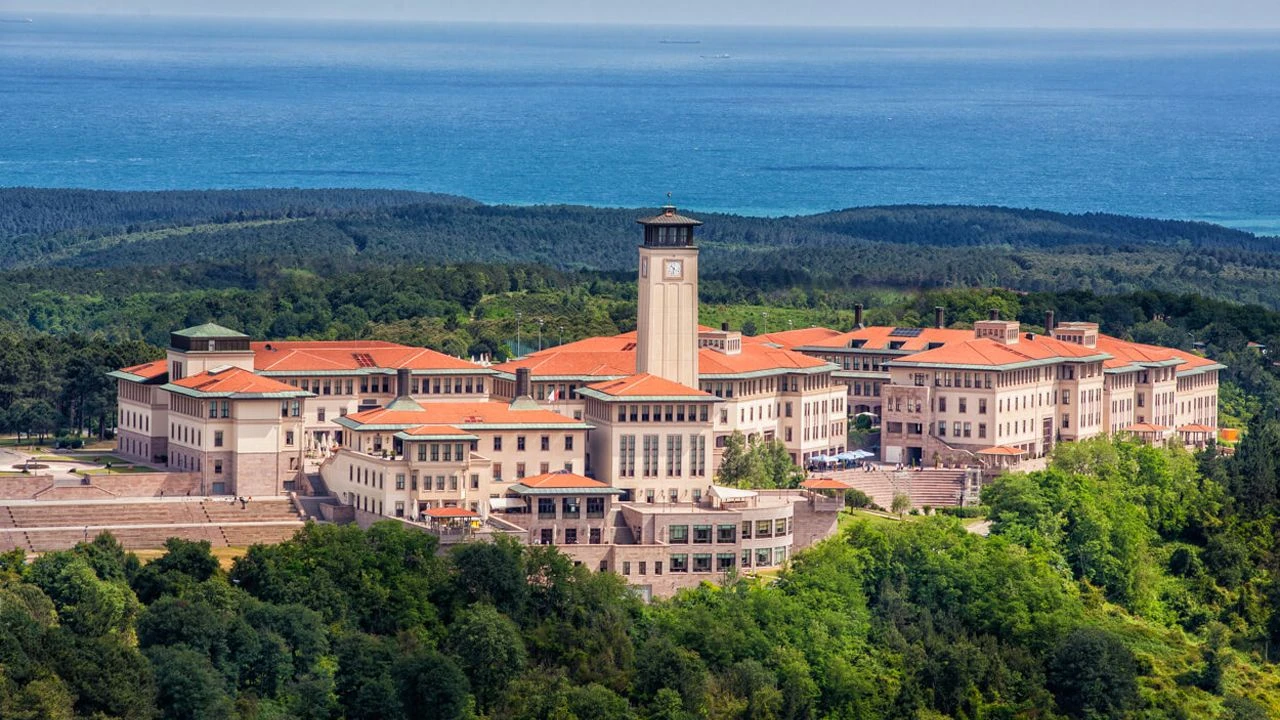 Koç Üniversitesi’nin 2024-2025 akademik yılında yeni girişli öğrenciler için belirlediği eğitim-öğretim ücreti, Tıp Fakültesi dışındaki programlar için 1 milyon 75 bin lirayken yarı burslu tıp fakültesi ücreti 800 bin lira olarak belirlendi.