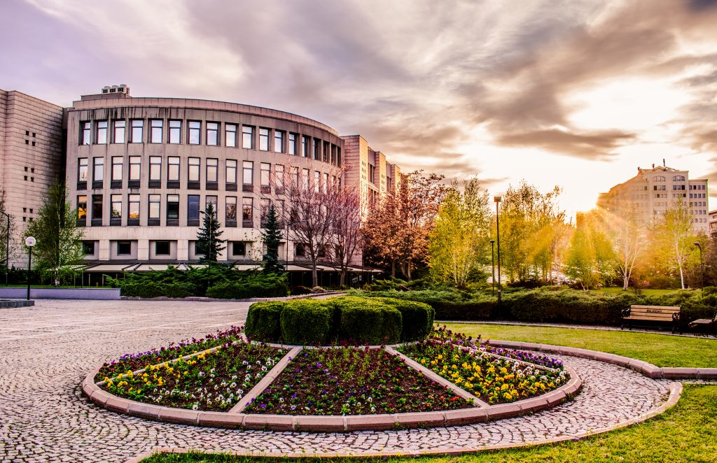 Bilkent Üniversitesi 2024-2025 yılı eğitim ücretini, T.C. uyruklu öğrenciler için bütün bölüm ve programlar adına 620 bin lira olarak belirledi.