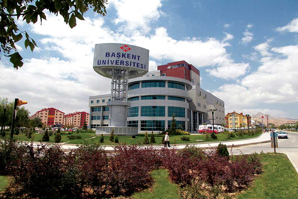 Bilkent Üniversitesi 2024-2025 yılı eğitim ücretini, T.C. uyruklu öğrenciler için bütün bölüm ve programlar adına 620 bin lira olarak belirledi.