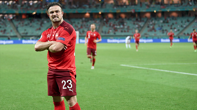 Oyuncunun ayrıca Panathinaikos, AEK ve Suudi Arabistan'dan bazı kulüplerin de listesinde yer aldığı ifade edildi. 32 yaşındaki İsviçreli oyuncu, MLS ekibi Chicago Fire ile olan sözleşmesini karşılıklı anlaşarak fesh etmiş ve boşa çıkmıştı.