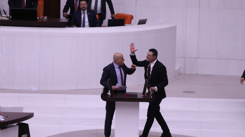 Şık konuşmasına devam ederken AKP Milletvekili Alpay Özalan, kürsüye yürüyerek Şık’a yumruk attı. Özalan'ın saldırısı üzerine kavga çıktı.