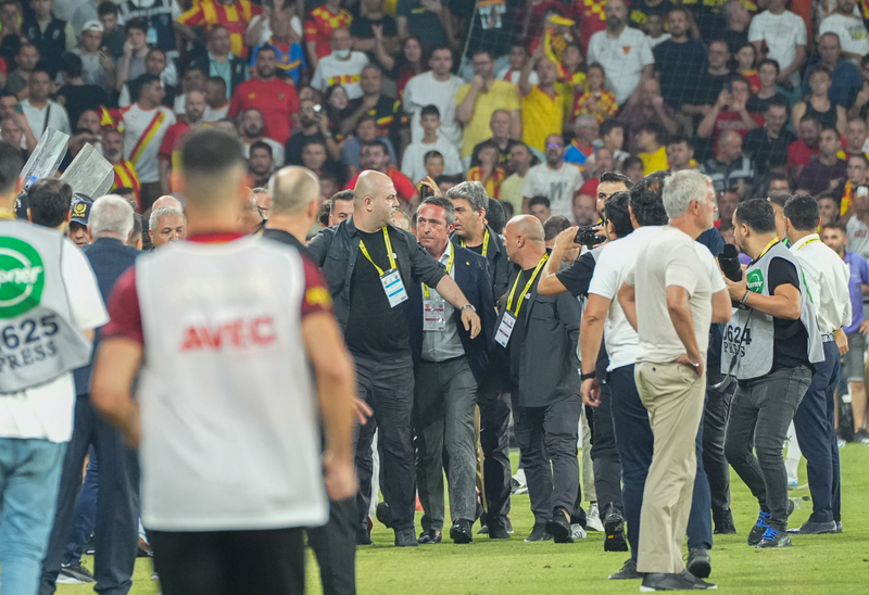 İkinci devresinde bu ‘zor lig’in kolay bir maçını izleyeceğimiz, dengede giden devrenin uzatmalarında gelen biri hücum, diğeri uzun erimli yüksek pastan gelen iki golden belliydi. Ancak birden daha da anlaşılmaz şeyler oldu... Fenerbahçe Başkanı Ali Koç sorun olarak gördüğü bir durumun çözümü için arayabileceği onca önemli kişi, yapabileceği onca şey varken fırladı ve sahaya girdi! Ne akredite alan kuralı ne oyun nizamına saygı! Geçen sezon kazandıkları Galatasaray maçının bitiminden çok sonra sahaya girmesi gibi... Fakat bu kez maç oynanırken... Ne var ki, bu kez çevresine saran kalabalık arasından kendine yapılan bir müdahale nedeniyle bir de yere düştü! Ve bu sayede -ya da bu nedenle- sıradan bir maç, oyun açısından ayrıntılandırılacağına doğrudan magazin malzemesine dönüştü. (Cem Dizdar | Fanatik)