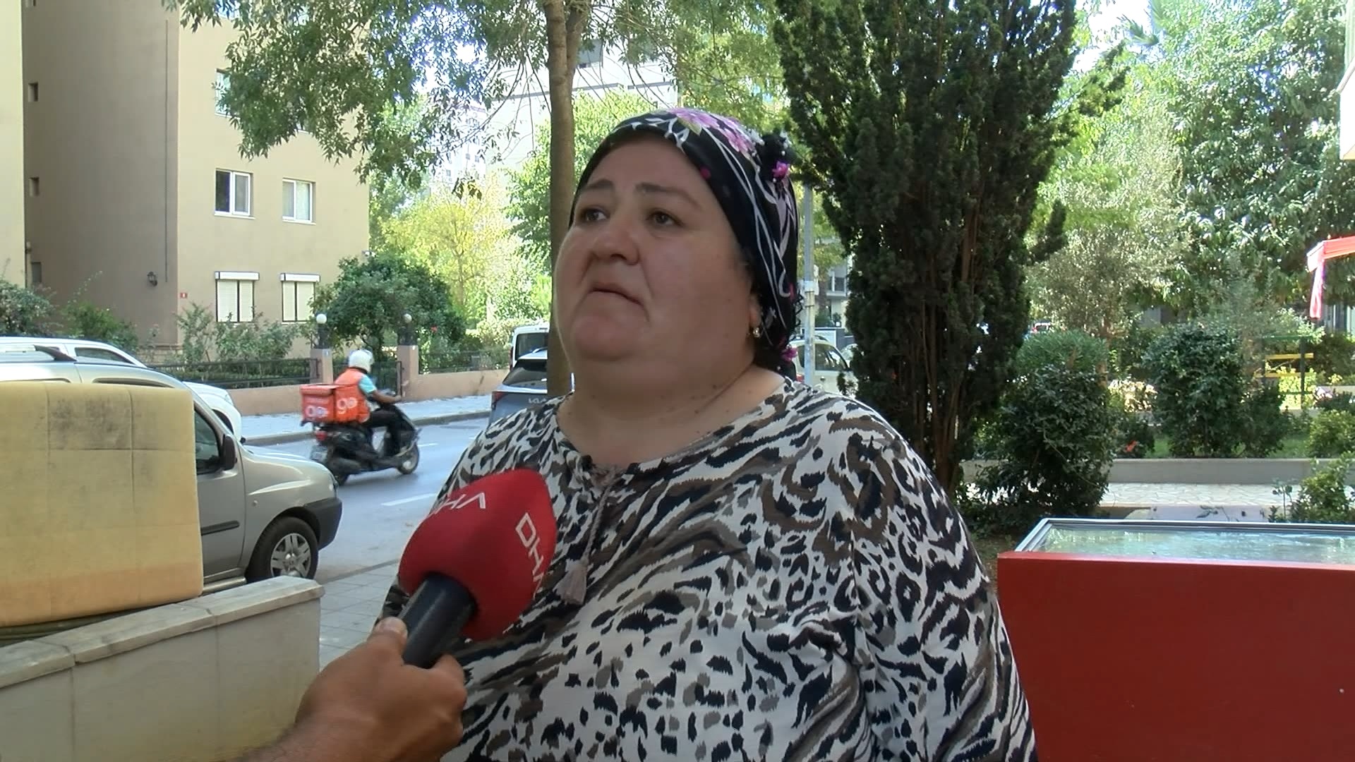 “ELLERİ, AYAKLARI VE AĞZI BAĞLANMIŞ HALDE BULDULAR" - Olayı anlatan mahalle sakini, "Cumartesi gece mi? Akşam mı? Bilmiyorum. 2 şüpheli gördük. Bunlar hırsız herhalde dedik. Mesaj çektiler. Ondan sonra içeriye girdiler. Bir daha da çıkmadılar. Pazar günü yakınları ulaşamayınca çilingir yardımıyla içeri girdiler. İçeri girdiklerinde elleri, ayakları ve ağzı bağlanmış halde buldular. Polis ekipleri geldi. Sonra cenazeyi götürdüler. Annesi çok ağladı. Evlenip, ayrılmış. Müzisyen, makine mühendisi dört üniversite bitirmiş. Yazık oldu" dedi.