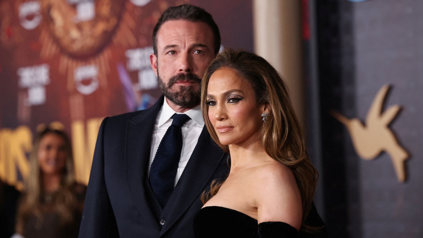 In Style’ın haberine göre Jennifer Lopez 20 Ağustos Salı günü Los Angeles’taki mahkemeye boşanma dilekçesini verirken Temmuz 2022’de evlenmeden önce bir evlilik sözleşmesi yapmadıklarını bildirildi. Yasalar bu durumda çiftin evlilik birliği sırasındaki maddi kazanç ve kaybın eşit olarak bölünmesini emrediyor.