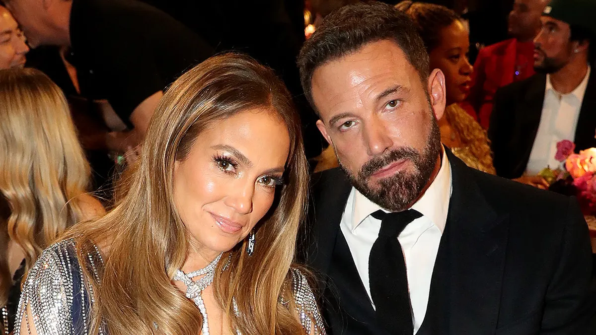 Yaptığı işten ziyade adı marka olan Jennifer Lopez son iki yılda birden fazla işe el attı. Hazır kokteyl markası Delola’yı piyasaya sürdü. ‘Shotgun Wedding’ (Hayalimdeki Düğün) ve ‘Atlas’ filmlerinde oynadı. ‘This Is Me … Now’ albümünü çıkardı, aynı adla bir de belgesel çekti. Lopez’in çeşitli anlaşmalardan gelen yılda 40 milyon dolarlık düzenli geliri var.