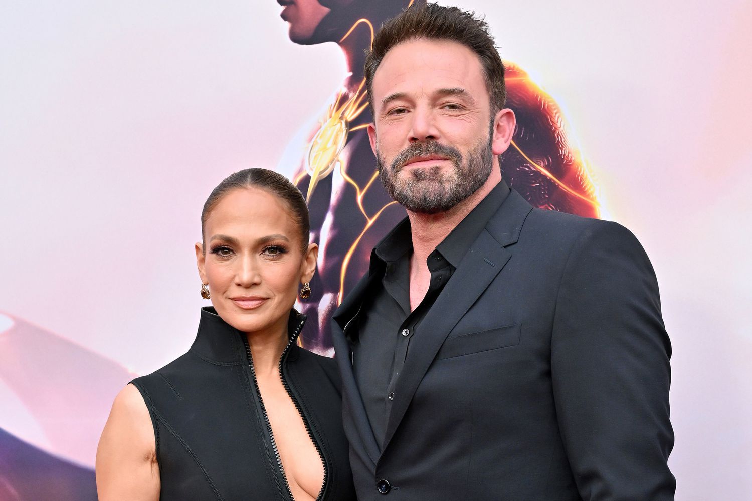 Aynı dönemde Ben Affleck ‘Air’ ve ‘Hypnotic’ (Zihinn Avı) filmlerinde rol aldı. ‘Instigators’ (Tehlikeli Oyun) filmi,nin yapımcılığını üstlendi. Bu arada çift fiilen ayrıldıktan sonra Los Angeles’ta 20 milyon dolara bir ev aldı.