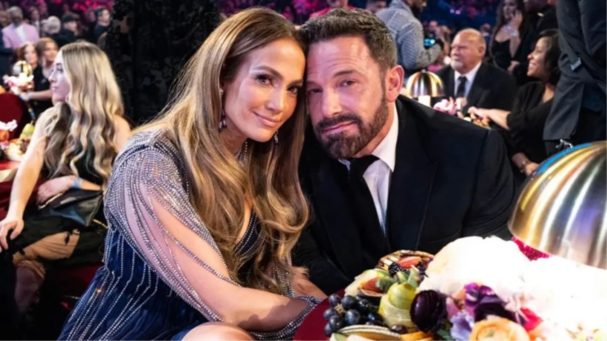 Hollywood’dan en taze dedikoduları veren TMZ’ye göre Lopez başvurusunda 26 Nisan’dan beri ayrı olduklarını, Affleck’in evliliği kurtarmak için çaba göstermediğini beyan etti ve evlilikten doğan haklardan karşılıklı feragat edilmesini istedi. Bir başka deyişle son iki yılda kazandıklarını Affleck’le bölüşmek istemediğini belirtti.