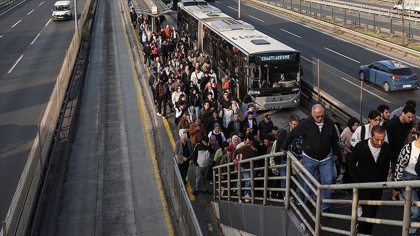 Cennet Mahallesi Durağı, 23 Ağustos Cuma akşamı saat 18.00'den itibaren Beylikdüzü yönünde hizmet vermeyecek ve 26 Ağustos Pazartesi sabahı saat 06.00'da yeniden açılacak.