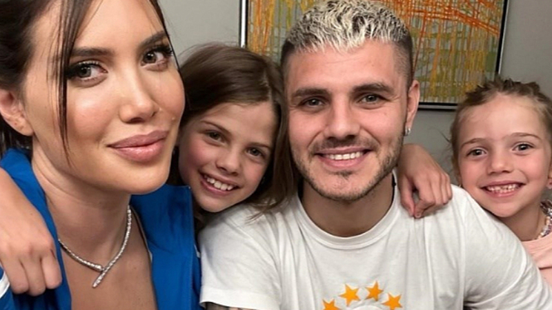  Galatasaray'ın yıldız futbolcusu Mauro Icardi ile 2 çocuğunun annesi Wanda Nara haftalar önce ayrılık haberleriyle gündeme gelmişti. Geçtiğimiz günlerde avukatının 'Mauro Icardi kredi kartlarını iptal etti' açıklamasıyla gündeme gelen Wanda Nara'nın hamlesi ise herkeste 'şok' etkisi yaratmıştı. Wanda Nara, Icardi ile aldattığı oğullarının babası Maxi Lopez'le bir araya gelmesinin ardındaki neden ortaya çıktı.