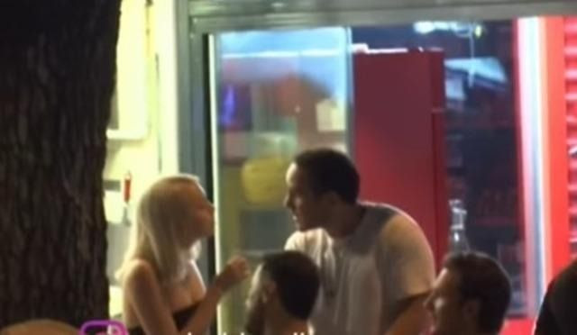 Şahinkaya, "Bu saç rengi platin sarı oluyor sanırım. Ben değişiklik yapmayı çok seviyorum. Her renk saç denedim nerdeyse. Projelerde de illa bir peruklar bir şeyler yapıyoruz. Emre çok beğendi. Bir yıldır konuşuyoruz bunu zaten. Ama Emre,'eğer bunu beğenmezsen ben çekeceğim bunun derdini emin ol öyle yaptır' dedi. Bazen sinir çıkarma durumu yaşanıyor sanırım” diyerek güldü.