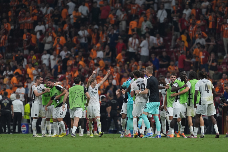 Okan Buruk ikinci yarıya 2 değişiklikle başladı. Köhn’ün yerine Berkan, Ziyech’in yerine ise Jelert oyuna dahil oldu. Galatasaray bu devrede de oyunun hakimi olsa da ceza alanına girmeyi başaramadı. Temsilcimiz taraftarının desteğini arkasına alsa da uyku halini atlatamadı. İsviçre ekibi ise tamamen kapanırken, savunmada hata yapmadı. Son bölümde iki takım da değişikliklere gitti. Galatasaray ataklarını artırsa da sonucu değiştiremedi. 87’de ise Young Boys Virginius ile golü bulurken, Muslera kırmızı kart gördü. İki maçta da sahaya bir varlık koyamayan Galatasaray 1-0’lık yenilginin ardından Şampiyonlar Ligi’ne veda ederken, bu hezimeti hak etti. (Metin Karabaş | Fanatik)