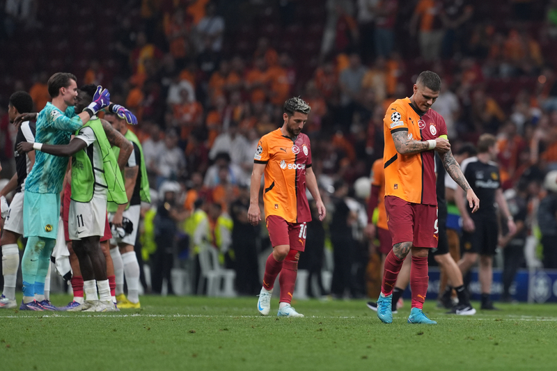 Barış Alper, Ziyech'in yüzünden ilk 45 dakikada defalarca rakiple ikiye bir kaldı. Ne kadar yorulduğu vücut dilinden belli oluyordu. İkinci yarıda kanada geçse de ilk yarının yorgunluğu o kadar belli etti ki kendini bekleneni veremedi. Bir oyuncu değil elbette takım olarak kötüydü Galatasaray, ancak Ziyech kötü bile değildi. Hiç yoktu.  Galatasaray yönetimi geçen sezonun sona erdiği günden beri yönetme konusunda çok büyük zaaflar gösteriyor. Bu maçın ardından çanlar daha yüksek sesle çalmaya başladı. (Burak Özdemir | Fanatik)