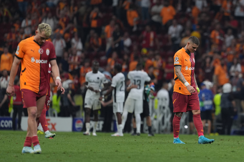 Sara’nın düşük temposu ve tercih hatalarına çok erken müdahale etmesi gerekirdi dolayısıyla Kerem Demirbay’la devreye başlaması en doğru tedavi yöntemi olabilirdi. Mertens de girdikten sonra Galatasaray idealine yaklaştı, baskısını artırdı. Ne var ki, İcardi’nin şutu rakipten sekip Young Boys hücumuna dönüştüğünde Galatasaray en büyük eksiği olan geri koşu sorunuyla yine yüzleşmek zorunda kaldı, Muslera topu ağlardan çıkarmakla kalmadı bir de kırmızıyla atıldı. Fenerbahçe’den sonra Galatasaray da Şampiyonlar Ligi’nden elendi. Bu eleniş Galatasaray’da bazı taşları yerinden oynatır mı bilinmez ama bütçede alan açılamayacağı için transferin sekteye uğrayacağı aşikar. (Serkan Akcan | Fanatik)