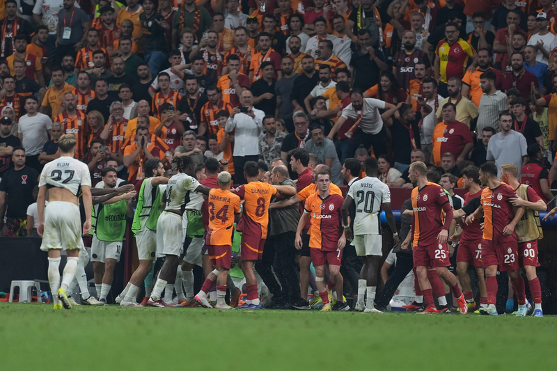 Young Boys’lular güçlü ve atletik. Ancak Galatasaraylılar da kaliteli. Böyle bir rakibe üstünlük kurmak için yerden oynamalı ve topu süratli dolaştırmalısınız. Galatasaray teknik ekibi ikinci yarıda üç doğru değişiklik yaptı. Israrla taç çizgisine yapışan Ziyech ve uzay boşluğuna 40 metrelik toplar atan Köhn çıktı. Kanatlar hareketlendi. (Uğur Meleke | Hürriyet)