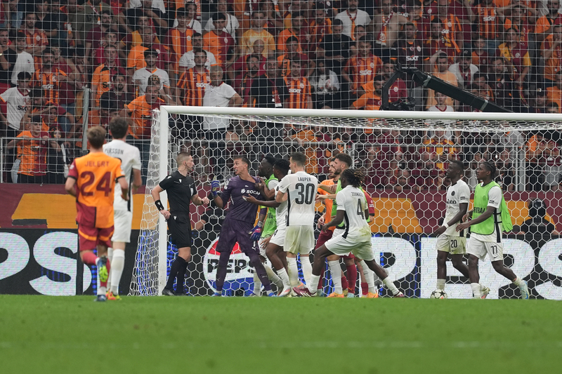 İlk yarıya savaş gemisi gibi çıktı ama sandala döndü. İkinci yarı umudum vardı. Hayal ettim. Galatasaray ağır baskı kuracak, İcardi’yi kullanacak, sağlı sollu ortalar, seyirci baskısı golleri bulur yoluna devam eder diye... Ama nerede? Öyle bir Galatasaray izledik ki yemin ediyorum Hababam Sınıfı disiplinsizliği vardı. İyi de bu takımın maçını bunun için mi ertelediniz? Ne yaptı bu adamlar bir hafta boyunca? Nasıl hazırlandılar? Vallahi merak ediyorum. Genç çocuklar yani Young Boys resmen futbol dersi verdi. Oyun daha farklı da bitebilirdi. Ama şansları yoktu. İki topları direkten döndü. Onlarca kaçırdılar. Ve buna karşılık Galatasaray’ın tek pozisyonu bile yok. İnanılır gibi değil. Okan hocaya saygım sonsuz. Ama hocam olmadı. Sahaya çıkardığın ilk on bir bir felaket. Bu kadronun başarılı olabileceğini nasıl düşündün hocam? Adamların fizik gücü senin üstünde. Üstelik iyi hocaları var. Bu on birle hangi cesaretle sahaya çıktın? (Halil Özer | Milliyet)