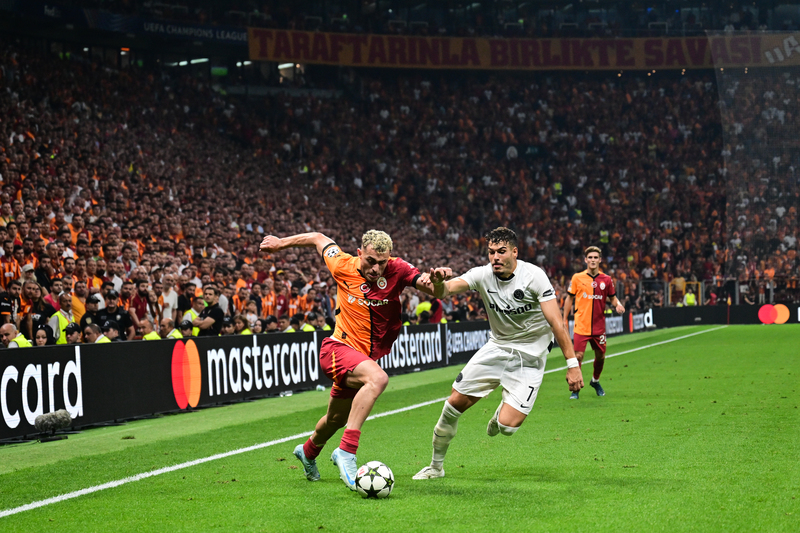 Bir kere futbolcular kafalarındaki mentaliteyi değiştirecekler. Fizik güçleri, bir iki futbolcu hariç hepsinin yetersiz. Bu kondisyonla Süper Lig’de de maç kazanmaları çok zor. Icardi tamam ailesiyle sorunlar yaşadı ama daha hareketli olması gerek. Hayat devam ediyor, yıldız golcü çok ağır kalıyor. Bir de pas alamayınca kayboluyor.  Transfer yaparak şu anki sorun çözülmez. Florya’da neler oluyor bilemiyorum. Ama futbolcuların rahat olmadığını görüyoruz. Muslera gibi efendi bir kaptan kırmızı kart görüyorsa biraz düşünmek lazım. Bu kötü gidişatı kim durduracak, Okan hoca. Peki her gün futbolcularının transfer haberleri çıkarken, 3-4 futbolcuya ‘seni istemiyorum, kendine takım bul’ denirken, Florya’ya huzur gelir mi? Futbolcular rahat top oynayabilir mi?  Evet, hepimiz çok üzüldük. Cim Bom maddi olarak çok şey kaybetti. Ama bir an önce toparlanıp hiç olmazsa Avrupa Ligi’ne kendisini hazırlamalı. (Osman Şenher | Milliyet)