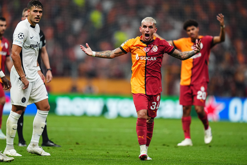 İkinci yarıda oyuncu değişiklikleri Galatasaray’ı canlandırıyor. Savunma daha güvenli bir hale bürününce orta saha ilerideki iki forvete daha fazla yardım etmeye başlıyor. Yeri değişen Barış Alper’in oyuna katkısı artıyor, yavaş yavaş rakip sahaya yığılan oyun umut vermeye başlıyor. Öte yandan Galatasaray içinde bulunduğu pozisyon kısırlığını bir türlü aşamıyor. Young Boys’un bir taktiği daha var: Akıllıca uyguladığı ‘Asap bozma’. Yani Galatasaray’ın en kolay düştüğü tuzak! 80’deki Young Boys oyuncu değişikliklerinde konuk ekibin yarattığı gerginlik, talihsiz ama öngörülebilir bir gol sonrasında Muslera’nın atılmasıyla sonuçlanıyor. Galatasaray’ın Avrupa fetihleri başka bir platforma taşınırken eksikleri sinyal veriyor.  (Ebru Kılıçoğlu | Cumhuriyet)