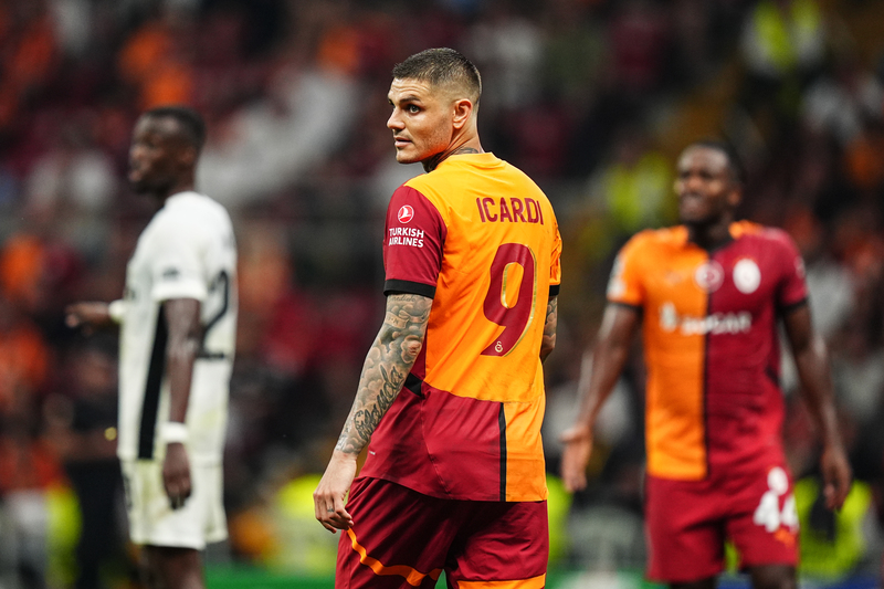 Tam da bu sırada iki İsviçreli futbolcunun oyuncu değişikliğinde kendilerine su şişesi atıldığı gerekçesiyle sahanın içine girmesi ve oyunu durdurması eylemi geldi. Muslera ve ardından Berkan, Kaan’ın müdahalesi ile gerilen ortam Galatasaray için ihtiyacı olan şoklama olabilirdi ama tam aksi gerçekleşti. Icardi’nin kaçırdığı pozisyonda dönen topta Virginius, Kaan’dan sıyrıldı, Muslera’yı da geçip şok golü attı.  Galatasaray açısından asıl şok ise Muslera’nın gol sevinci yapan rakip futbolcuya çelme takıp kırmızı kart görmesiydi. Kalan dakikalarda 2 gol bulup maçı uzatmaya götürme ihtimali vardı ama Muslera’nın gayri profesyonel tavırları, 10 kişi ile bunun yapılma olasılığını mucizelere bırakmıştı. Muslera çıkarken takımın havası da çıkıyor, sahada inancını kaybetmiş bir takım kalıyordu.  Galatasaray için yol Avrupa Ligi’nde devam edecek. Ama Muslera’nın bile disiplini kaybettiği, uyumsuz ve motivasyonsuz bu takımla ‘oralar’ da kolay olmayacaktır. (Bülent Tuncay | Karar)