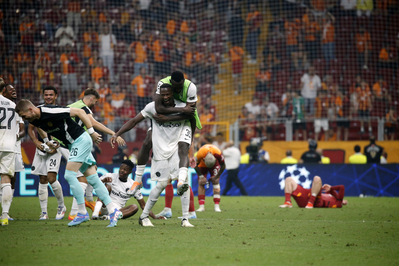 Böylesine bir maçta Okan Buruk sahada olmalıydı; yok… Böylesine bir maçta çift santrfor kumarı oynanmamalıydı; fakat bunu da yaptı. Son 15 dakika Galatasaray, pozisyon üretmese de baskıyı kurdu. Ama bitime çok az dakika kala Young Boys maç boyunca atamadığı golü buldu ve turu geçti. Bir parantez de Muslera'ya… İlk maçta çok düşündürücü goller yedi. Dün gece de baskının arttığı dakikalarda manasız şekilde ortamı gerdi, oyundan çıkan Young Boys'lu oyunculara müdahale etti, takımın ritmi bozuldu, son dakikada da golden sonra hakeme kendini attırdı. Çok düşündürücü, çok rahatsız edici bir durum. Sonuçta; Galatasaray, UEFA Avrupa Ligi'nde… Ama Muslera en az iki maç yok. Görünen o ki büyük bir ihtimal Okan Buruk da olmayacak. Galatasaray'da çanlar bangır bangır çalıyor. (Ahmet Çakar | Sabah)