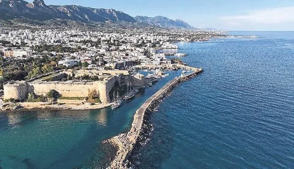 İLAVE 15 BİN YATAK - Yaz sezonunda otel doluluklarının yüzde 90'ları aştığını belirten Ataoğlu, “Ada Kıbrıs" projesiyle artan turist sayısının yeni yatak ihtiyacı doğuracağını kaydetti.