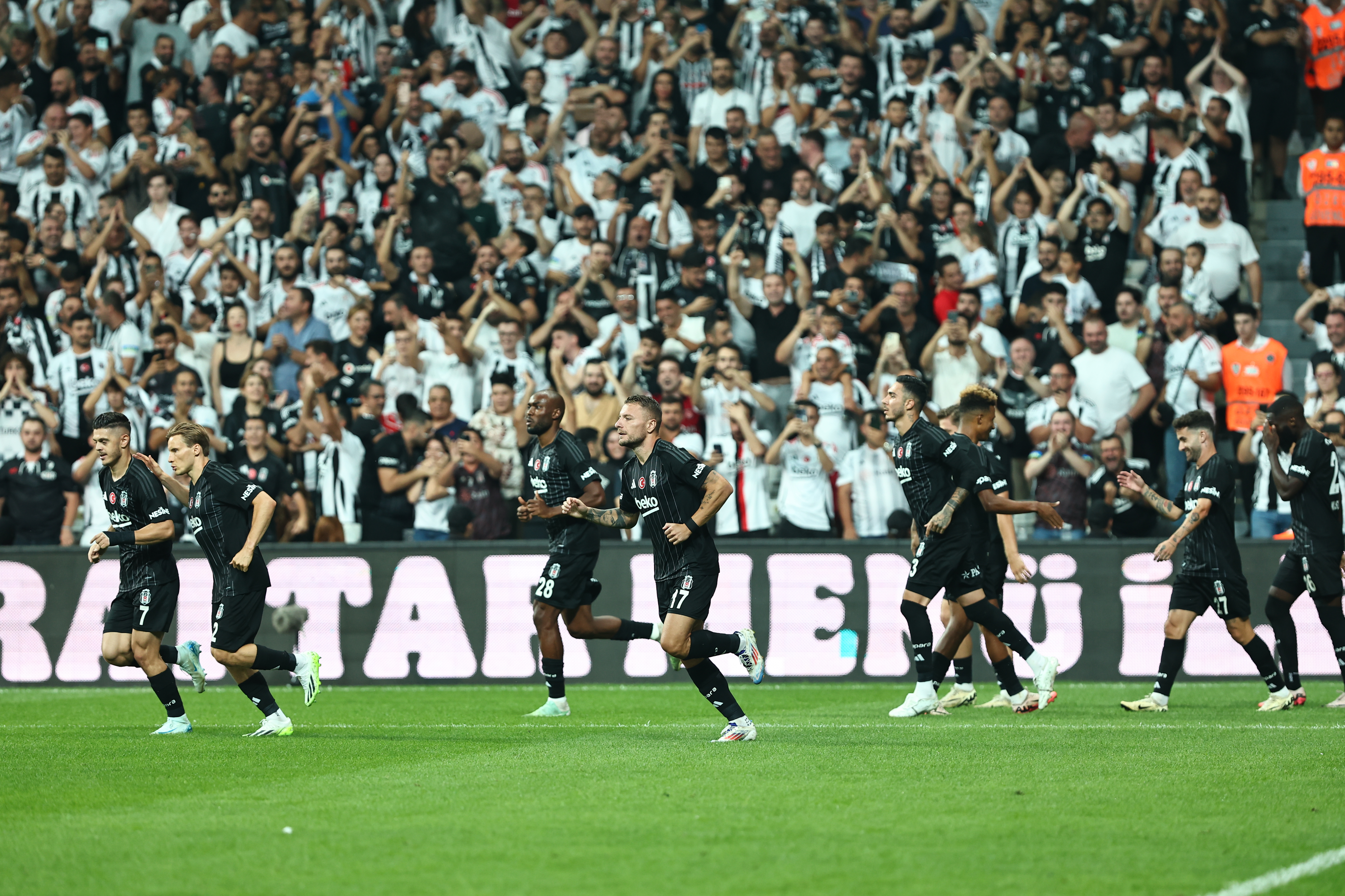 . Lugano karşısında Beşiktaş'ın muazzam hücum yönünü bir kez daha gördük. Her maç ise üstünü koymaya devam ediyor. Bu kadar üretken bir takım olmak normalde uzun zaman alır. Birlikte oynama alışkanlığı ister. Fakat Beşiktaş yeni bir çok oyuncusuyla sanki uzun dönemdir bir arada oynuyormuş gibi harika işler yapıyor. Futbolda taktik, sistem, organizasyon birlikte oynamak gibi bir çok şey önemli. Temel her zaman bunların üzerine oturtulur. Bunun yanında tüm bunların gelişimi için olmazsa olmaz olanı da yetenekli ve kaliteli futbolculardır. Beşiktaş özellikle , Immobile ve Rafa Silva'nın gelişiyle birlikte bambaşka bir kimliğe büründü.  (Ali Gültiken | Sabah)