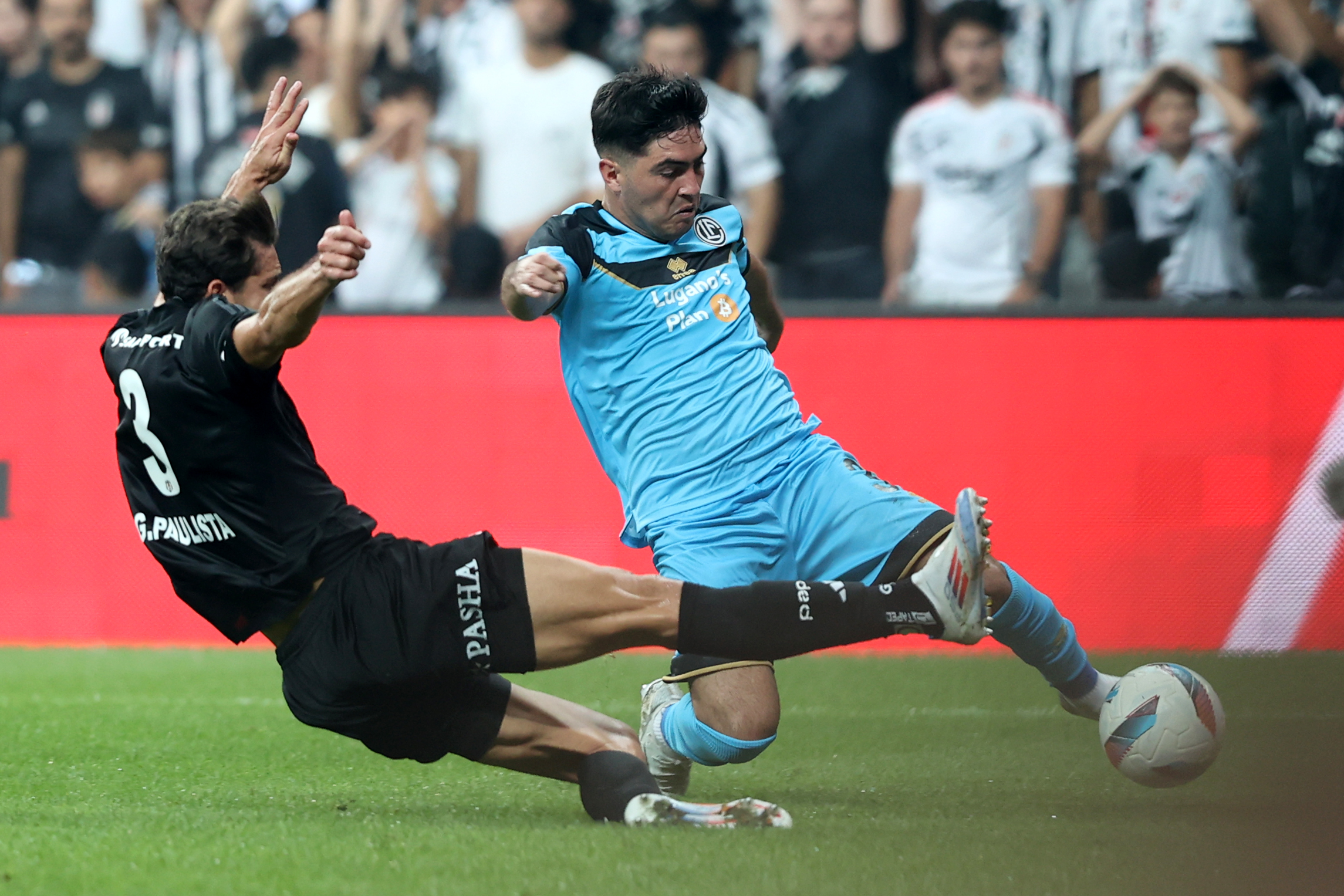 Maç ilk yarıda öyle bir noktaya geldi ki Immobile'nin erken dakikalarda bulduğu gole rağmen bütün yüklenmeler hatta kontrolsüz, agresif kondisyon kullanımına rağmen oyun bir kısır döngü içine girdi. Bunun üzerine Vladi'nin golü geldi. Gole rağmen ortalık buz kesmediği gibi tam tersine yoğun ıslıklarla ateş çemberine dönüştü. (Fatih Doğan | Sabah)