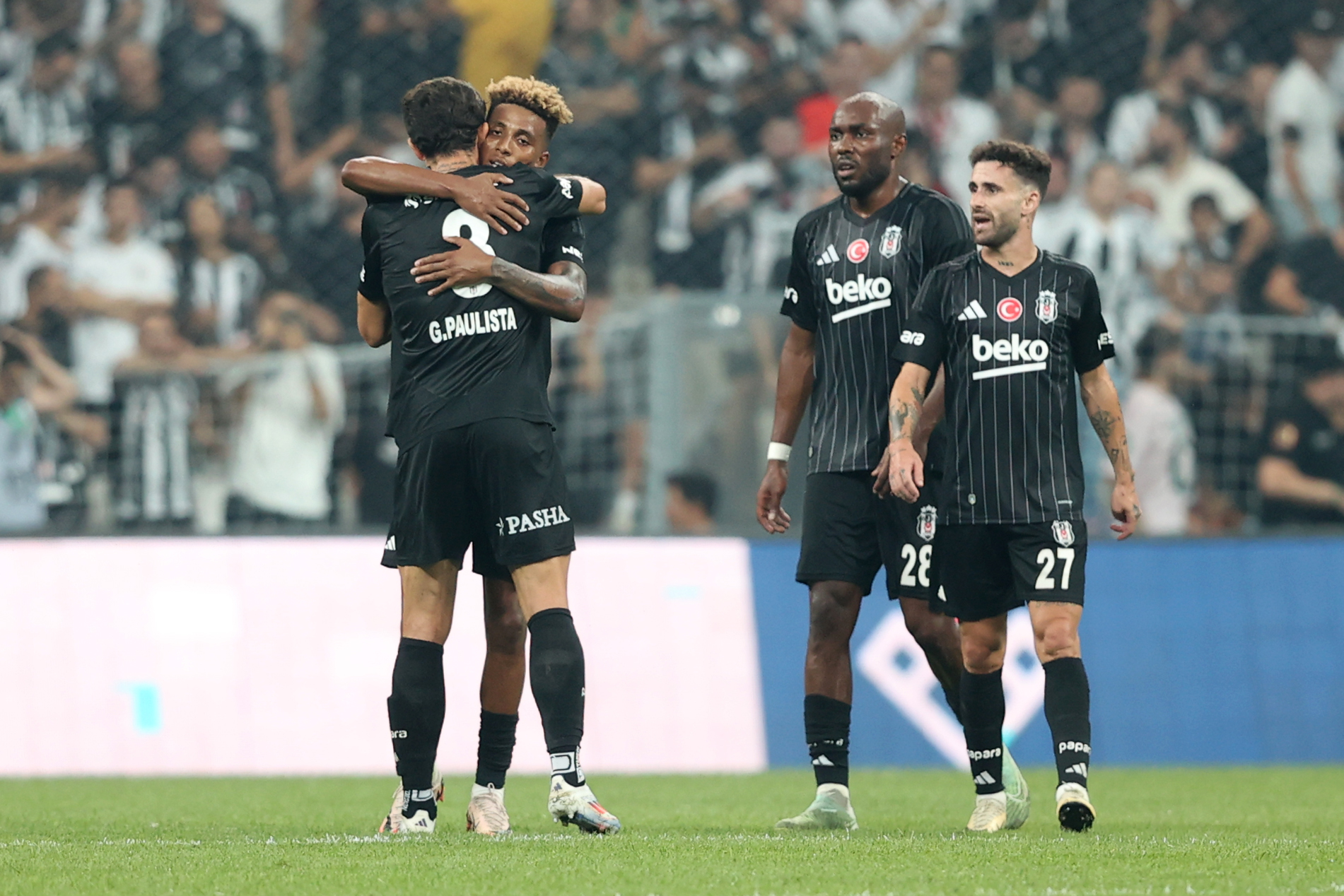 İkinci yarının ilk 15 dakikalık bölümünde oyunu rölantiye almak isteyen Beşiktaş, Lugano’yu cesaretlendirdi. Beraberlik golünün şokunu çabuk atlatan temsilcimiz, Rafa Silva, Gedson Fernandes ve Ciro Immobile’nin yüksek kaliteleriyle, Lugano’nun bıraktığı alanları çabuk geçerek şık gollerle farka koştu. Rafa Silva ve Ciro Immobile bambaşka bir seviye. Gedson Fernandes de bu sezon farklı. Giovanni Van Bronckhorst ile Beşiktaş modern futboldan kesitler vererek harika bir takım oyunu ortaya koyuyor. Dün atılan 5 gol var, kaçanları da hesaba katarsak siyah beyazlı temsilcimiz tarihi bir farkı kaçırdı. Ayrıca Lugano son derece inatçı ve mücadeleci bir takım. Bir Türk takımı için son yıllardaki en keyifli Avrupa kupası maçı oldu. Beşiktaş ezdi geçti! (Güntekin Onay | Hürriyet)