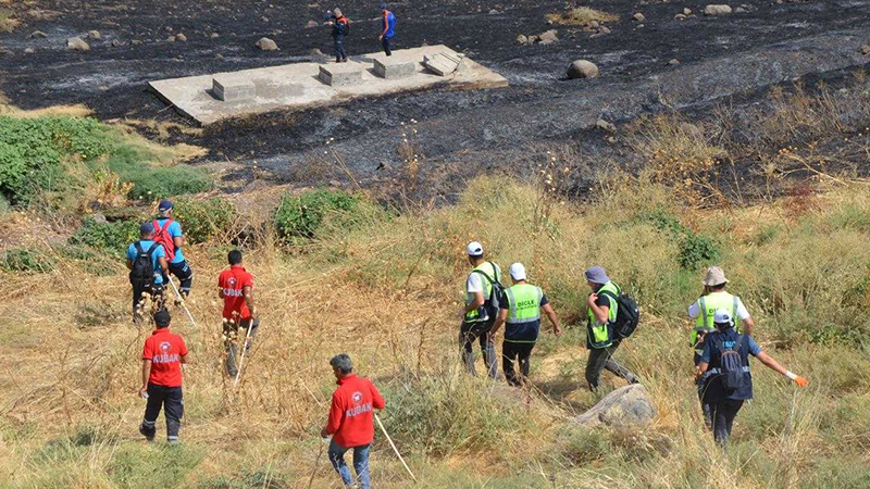 Mahallenin etrafındaki 16 kilometrekarelik alanda çalışma yürütüldü.  Aramalarda deprem gibi afetlerde kullanılan yer altı görüntüleme cihazı da kullanıldı.