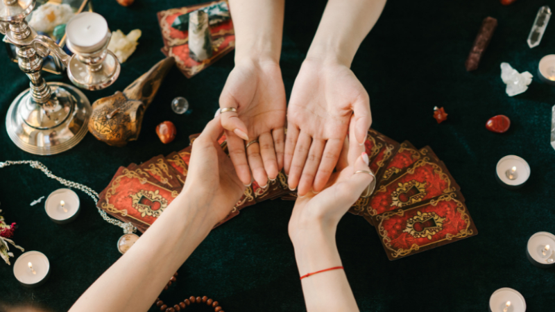  Forer Barnum Etkisi Nasıl Ortaya Çıkıyor? Bu etkiyi astroloji ve falları üzerinden gerçekleştirebilmek için cümleleri doğru ve yerinde kullanmak gerekir. Genel ve yuvarlak cümleler ile birlikte herkese hitap edecek fikirler ve cümleler kurulur.