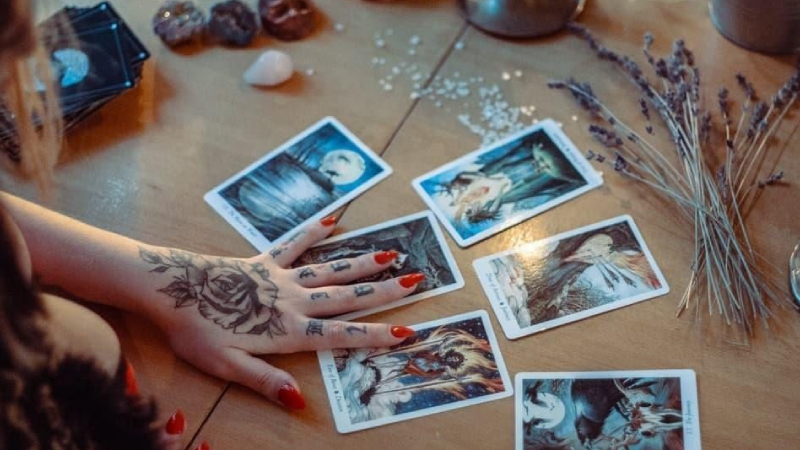  Sonuç olarak kendi kendini gerçekleştiren kehanet teorisi meydana gelir.  Böylece insanlar astroloji ve falların gerçek olduğunu düşünerek tam da kendisine uyum sağladığına inanır. (Kaynak: CNN Türk)