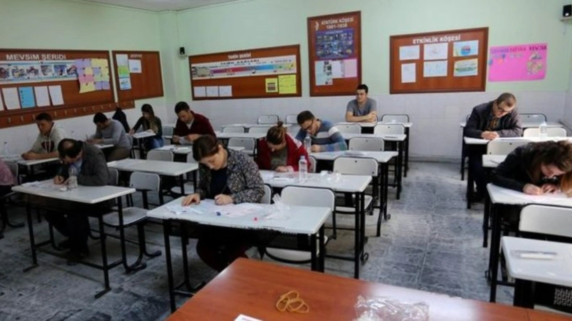 Açık lisede 2024- 2025 eğitim öğretim yılı 1. dönem kayıtları için bakanlığın sistemi erişime açıldı. Kayıtlar halk eğitim merkezlerinde yapılacak. Herhangi bir örgün ortaöğretim kurumunda kaydı olmayanlar açık liseye geçebilecek. Son gün 22 Eylül. 