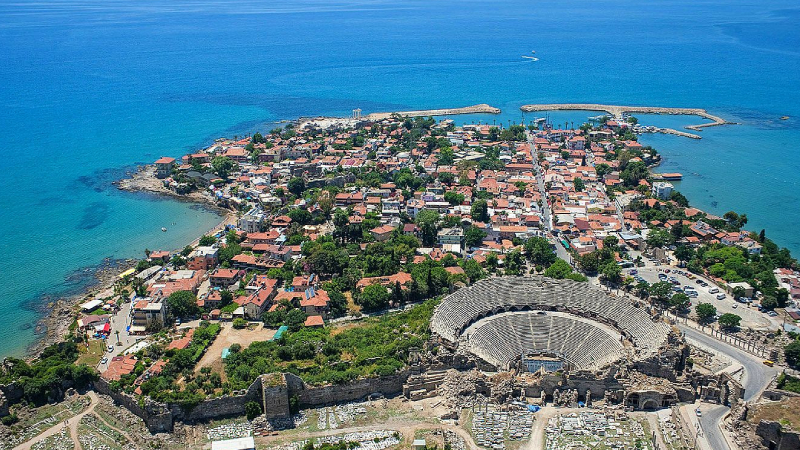 2. SİDE: Antalya'nın doğusunda bulunan Side'de denizin en güzel olduğu mevsim sonbahar. Çünkü Side'de ekim ayı ortasına kadar rahatça denize girilebiliyor. Yaz döneminde popülerliği sebebiyle yüksek fiyatlı olan Side otelleri eylül ayında ise bütçe dostu fiyatlar sunuyor. Side tatilinde Side Antik Kenti, Aspendos Antik Tiyatrosu gibi popüler tarihi yerleri mutlaka gezilmeli. Bu ilçede denize girmek için de Side Halk, Sorgun Halk ve Kumköy plajları en güzel seçenekler arasında yer alıyor.
