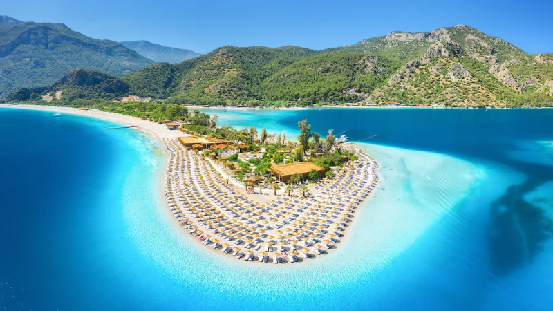 1. FETHİYE: Listenin ilk sırasında Fethiye geliyor. Fethiye'nin en güzel dönemi dendiğinde eylül ayı öne çıktığı için bu güzel rota ilk öneri. Fethiye'de deniz suyu sıcaklığı eylül ayında hala girilebilecek seviyelerde oluyor ve ilçe bu ayda daha az kalabalık. Hem doğasıyla hem tarihi güzellikleriyle dünyanın ilgisini çeken Fethiye'deki Ölüdeniz ve Belcekız plajları denize girmek için tercih edebilecek en güzel seçeneklerden.