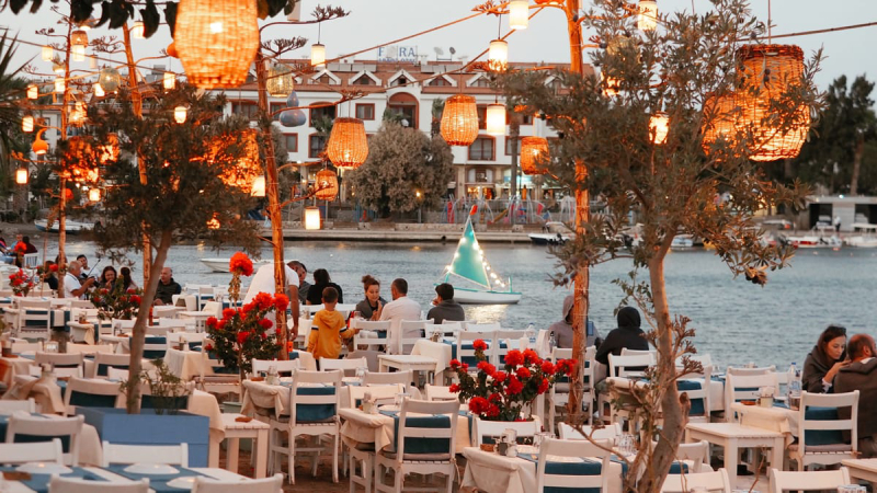 3. DATÇA: Sonbaharın tadını çıkarmak için ideal tatil lokasyonlarından birisi Datça, ılık havası, berrak denizi, sakin atmosferi ile eylül keyfi için çok güzel bir nokta. Datça'ya gitmek için Dalaman Havalimanı'ndan araç kiralama seçeneği tercih edebiliyor. Datça'da denize girmek için Kargı Koyu, Ovabükü ve Palamutbükü gibi seçenekler değerlendirilebilir. Akşamüstü ise Kumluk Plajı'nda denize girip güneş batınca kumsal üzerine masa kuran mekanlarda keyifli bir akşam yemeği yenebiliyor.