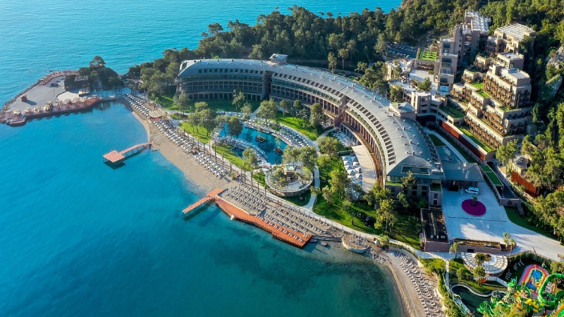 4. KEMER: Antalya'da denize girilecek tek yer Side değil. Bir diğer turistik ilçe Kemer de tıpkı Side gibi yaz aylarında oldukça ilgi çekiyor. Dolayısıyla eylül ayında hem ilçenin hem de denizin tadı kalabalıktan uzak bir şekilde daha güzel çıkıyor. Kemer merkezinde bulunan Ayışığı Plajı ve Kemer Marina'ya yakın olan halk plajı denize girilecek en güzel noktalardan. Kemer'in Beldibi, Kiriş, Göynük ve Çamyuva gibi beldeleri de denize girmek için tercih edebilecek kumlu plajlara sahip.