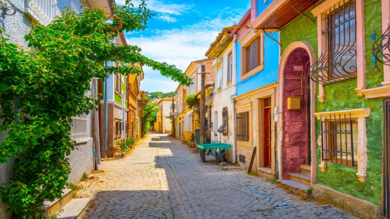 5. AYVALIK: Sıradaki öneri daha sessiz ve huzurlu bir tatil olanağı sunan Ayvalık. Çoğu zaman diğer tatil beldelerine göre daha sakin bir rota olan Ayvalık'ta Altınoluk Sahili ve Ortunç Koyu'nun suyu eylül ayında denize girilebilecek seviyelerde oluyor. Ayvalık'tayken akşam yemeği için Cunda’ya, romantik gün batımını izlemek için Şeytan Sofrası'na, geçmişe doğru bir yolculuğa çıkmak içinse eski Rum evlerinin olduğu sokaklara gidilebilir.